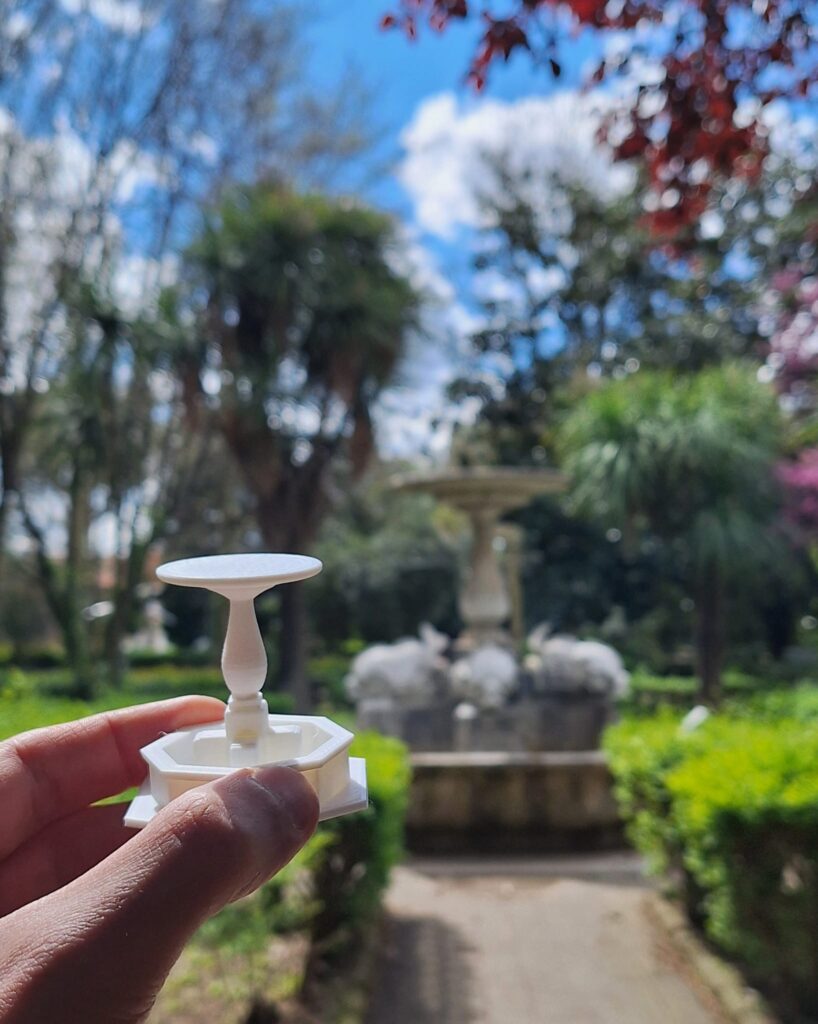 In primo piano il totem progettato dai ragazzi della classe di San Nicola la strada, ispirato alla fontana dei Delfini del complesso borbonico, che si intravede sullo sfondo fuori fuoco