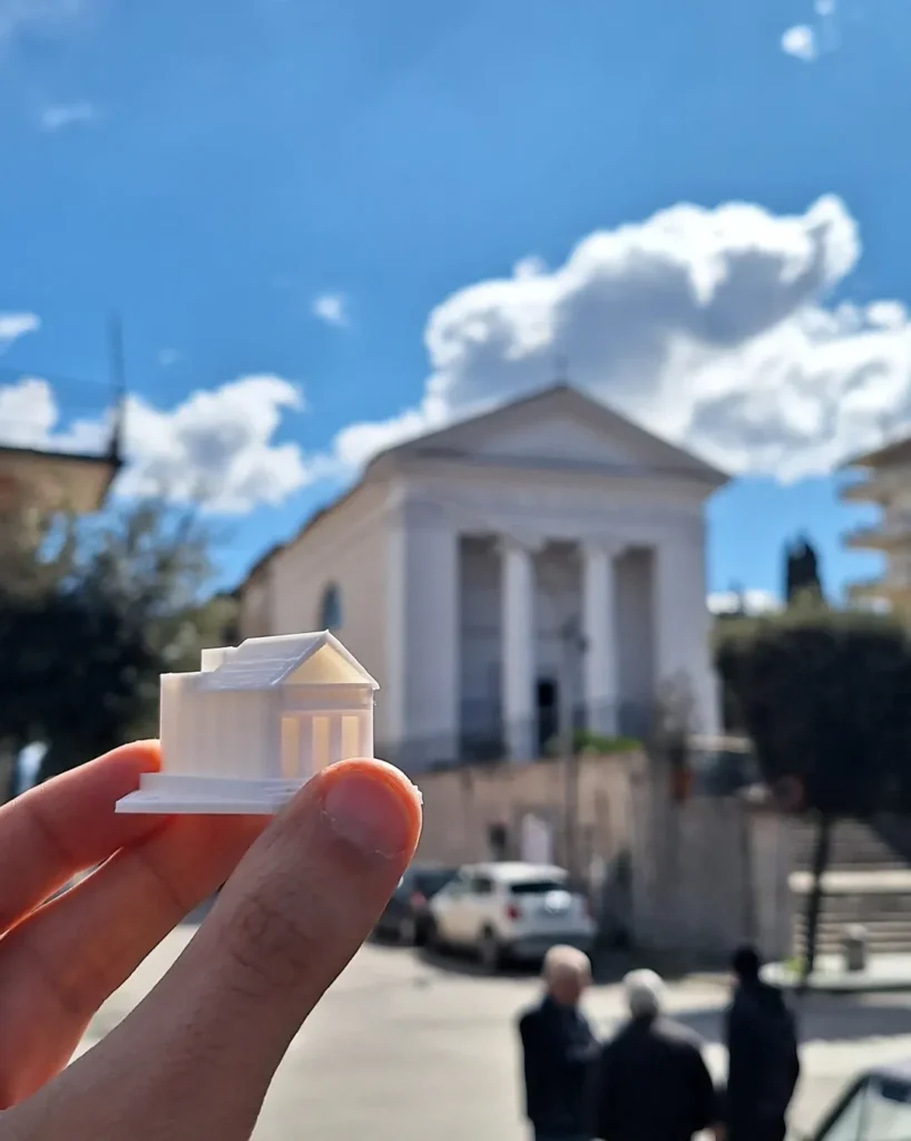 In primo piano il totem progettato dai ragazzi della classe di San Nicola la strada, ispirato alla Chiesa Santa Maria della pietà di Largo Rotonda, che si intravede sullo sfondo fuori fuoco