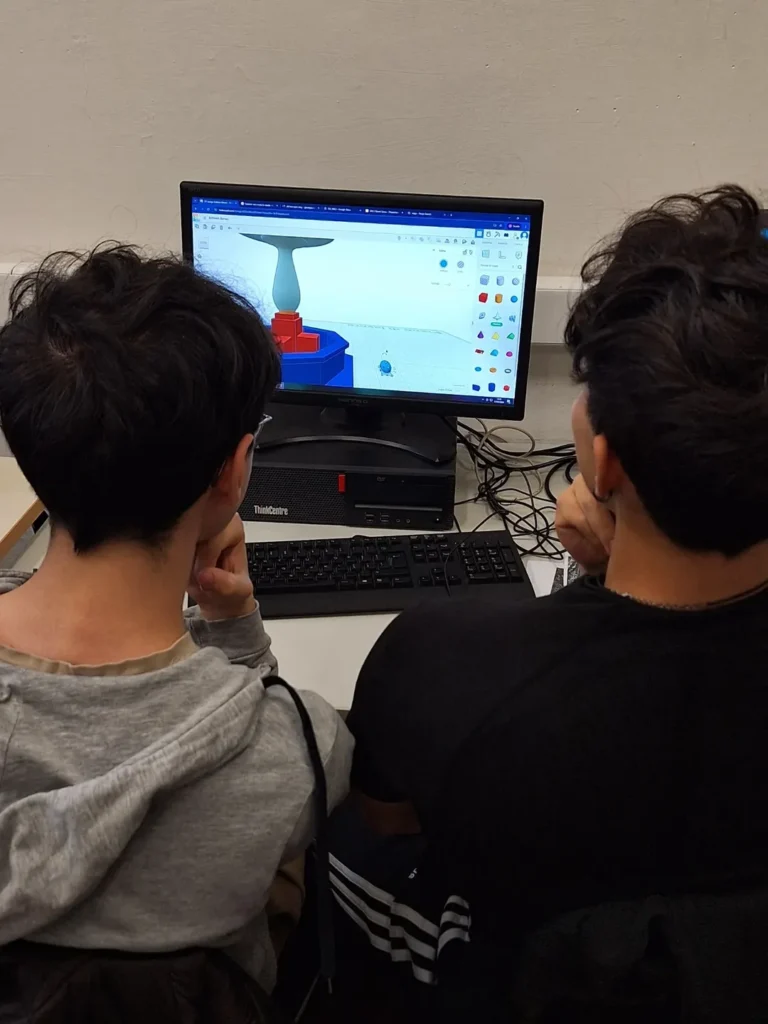 studente che lavora al computer, modellando in 3D il suo progetto, con l'ausilio del programma thinkercad