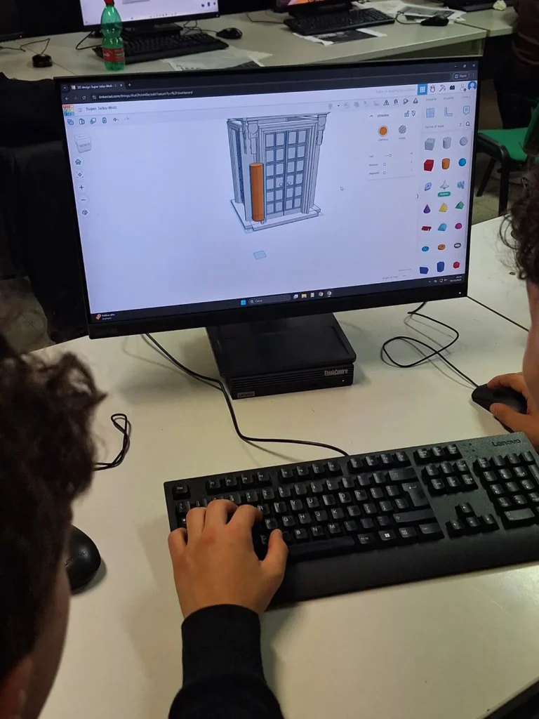 studente che lavora al computer, modellando in 3D il suo progetto, con l'ausilio del programma thinkercad