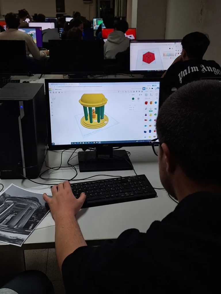 studente che lavora al computer, modellando in 3D il suo progetto, con l'ausilio del programma thinkercad